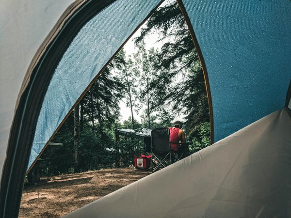 Explorez les Atouts Incontournables du Camping Sauvage : Pourquoi Vous Devriez Oser l'Aventure Naturiste !